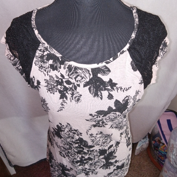 Carol Rose Black and Cream Floral Top Whimsigoth - Picture 8 of 11
